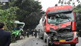 散裝水泥車追尾公交車致16人受傷！