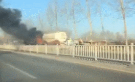 危險(xiǎn)！散裝水泥車起火燃燒，大火吞噬車頭（附視頻）